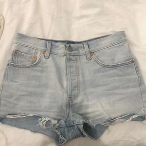 light washed levi’s shorts!